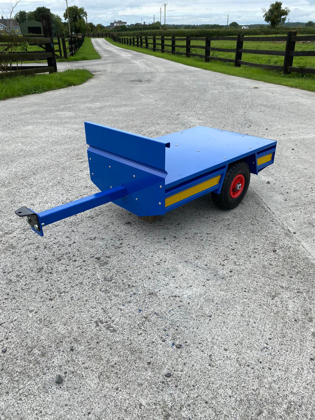 Single axel flatbed trailer